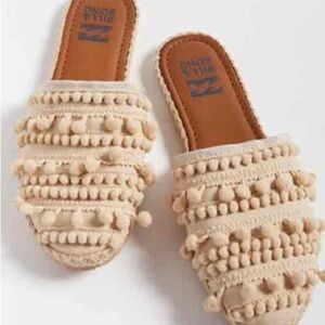 Excellent Condition Women’s Billabong Cream Pom-Pom POMMY Slip On Flats - Size 6